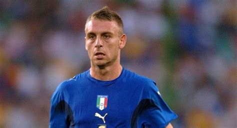 Ayrıca i̇talya millî takımı formasını giymektedir. Daniele De Rossi se retiró en Boca: solo queda Buffon ...
