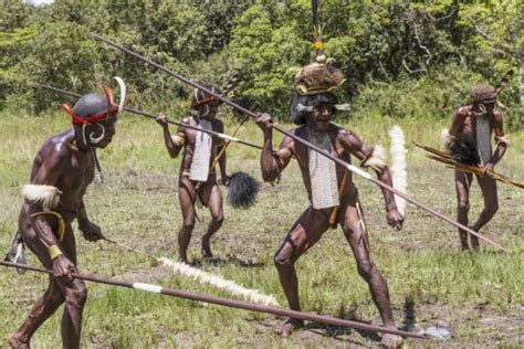 Rapiti Dai Cannibali A Papua Nuova Guinea Dubbi Sul Racconto Della Coppia