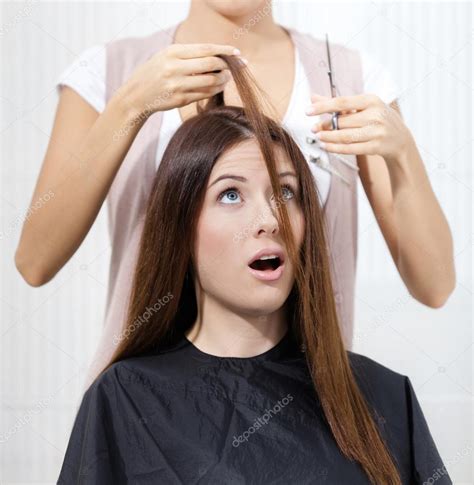 Hair Stylist Cuts Hair Of Woman In Hair Stylists — Stock Photo