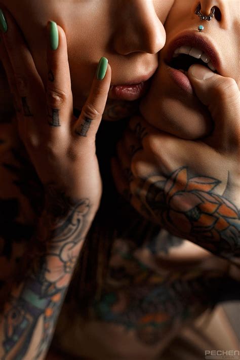 Ura Pechen Mujeres Caras Tatuajes Uñas Pintadas Fondo De Pantalla