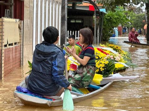 Quặn lòng cảnh chèo thuyền đưa người thân đi mai táng giữa lũ ở Quảng Bình