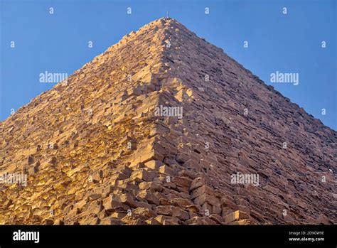 La Grande Pyramide De Gizeh Est La Plus Ancienne Et La Plus Grande Des