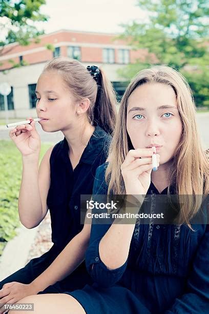 청소년 흡연 전자 담배를 사람이 없는 학교 뒷뜰에서 전자담배에 대한 스톡 사진 및 기타 이미지 전자담배 십대 십대 소녀 Istock