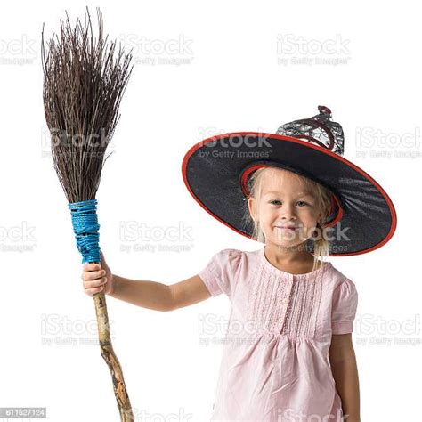 소녀만 마녀 모자 및 참되다 빗자루 검은색에 대한 스톡 사진 및 기타 이미지 검은색 공휴일 귀여운 Istock