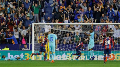 لن يكون من الصواب التقليل من اداء برشلونة وميسي. بواتينغ أول من يسجل "هاتريك" في شباك برشلونة منذ 2005 - RT ...