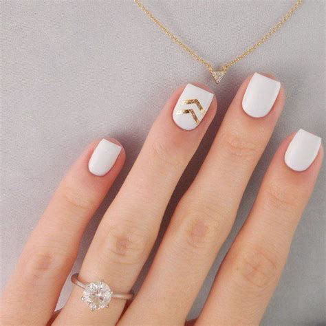 Uñas de color blanco con brillo son adecuadas para cualquier tipo de ocasión, lo que si es que lo más recomendable es que puedas hacerlas durante tus. Estilos blancos que debes probar en tus uñas | Diseños de ...