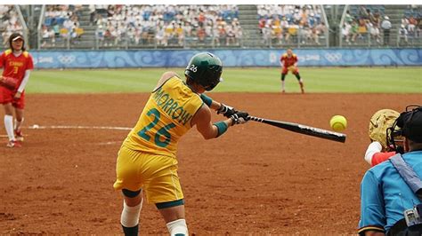 Los equipos se alternan entre batear y defender, en unos periodos que se denominan entradas, e intercambian las posiciones cuando el equipo defensor elimina a tres oponentes. Softbol renacerá en los Juegos Olímpicos Tokio 2020