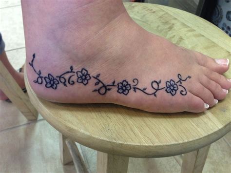 Henna does not last longer compared to the traditional tattoo. Flowers and vines on foot henna tattoo | Foot henna ...