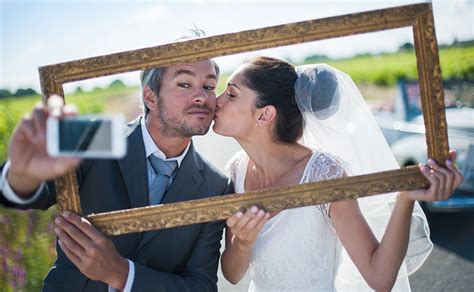 Wedding Selfie Ideas To Make Some Fun On Selfie Booths Stations