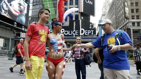 Qui Nes Son Las Desnudas Que Posan Con Los Turistas En Times Square