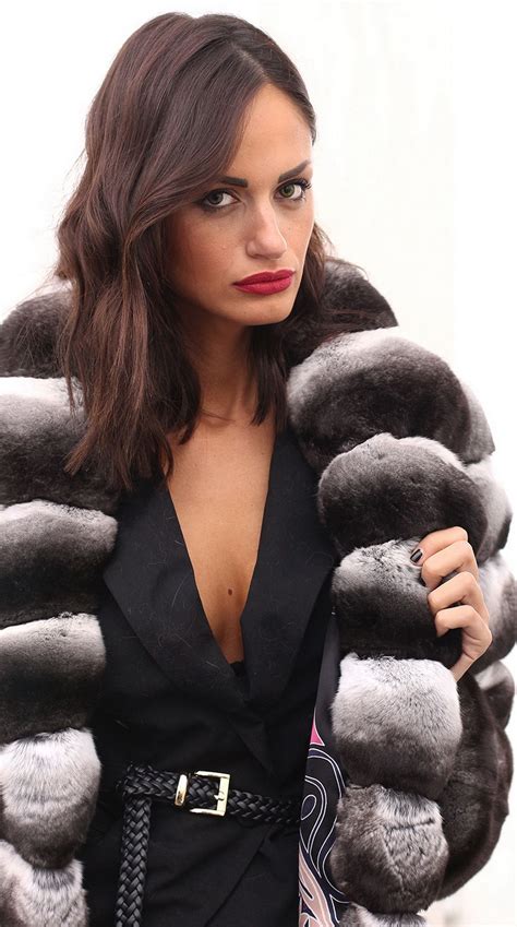 Pin By Fuf FÉ On Ma Ria Fur Coats Women Chinchilla Fur Fur Coat