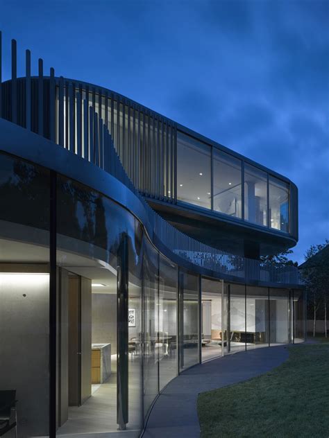 A Splendid House In London With Curved Glass Walls And A Beautiful Garden