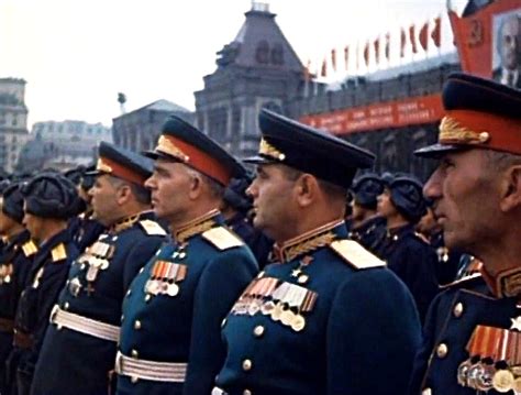 Жуков и рокоссовский проехали по красной площади на белом и вороном конях. Цветные фото парада Победы в 1945 году | Фотохронограф