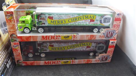 M2 Machines Moon Pies Auto Haulers 13 New Cab 164 Scale With