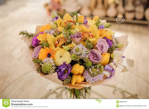 Rosa, blau und gelb bouquet. Bunter Blumenstrauß Mit Rosen Tulpen Und Winde Auf Einem ...