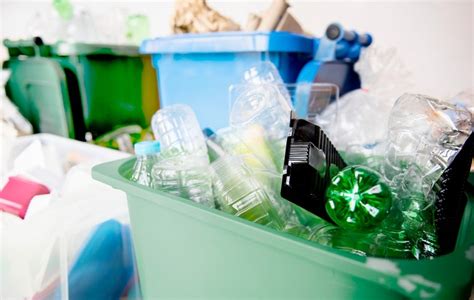 7 Contoh Daur Ulang Sampah Plastik, Yuk Coba Buat! - goKampus Blog