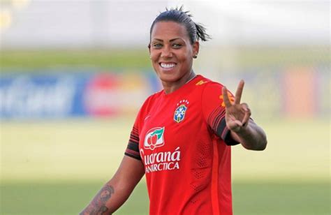 Robinho, ronaldo, ronaldinho, roberto carlos e adriano fazendo verdadeiras mágicas com a bola, dando um show de talento no vestiário e representando o. Bárbara, a Goleira da Seleção Brasileira de Futebol Feminino
