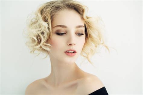 Bold And Beautiful 16 Ways To Wear Blonde Curly Hair