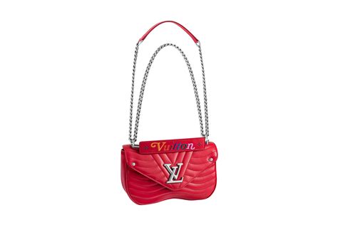 Featuring wavy quilting and a playfully embroidered handle, this bag is sure to add some fun to any outfit. Louis Vuitton 全新 New Wave 手袋系列