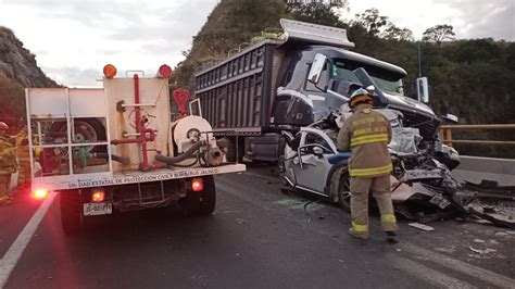 Tráilers aplastan auto en la autopista Guadalajara Colima