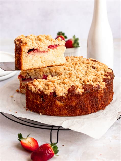 Strawberry Crumble Cake Rich And Delish