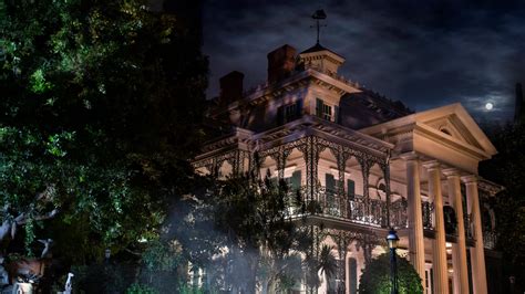 Haunted Mansion Disneyland Park Disneyland Resort In 2021 Haunted Mansion Wallpaper