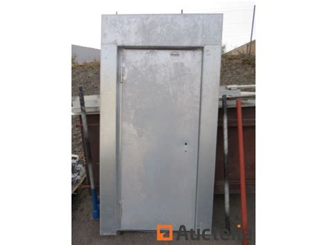 De poids élevé, l'acier offre par contre une isolation thermique et acoustique moins bonne que d'autres matériaux, notamment le bois ou le pvc. Porte de chantier provisoire en acier galvanisé VOLBERG.