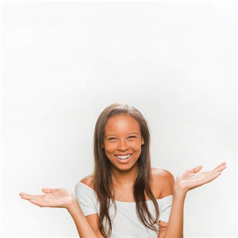 retrato de una adolescente africana sonriente foto gratis