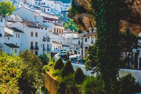 Setenil de las bodegas is a town and municipality in the province of cádiz, spain, famous for its dwellings built into rock overhangs above. 10 curiosidades de Setenil de las Bodegas, en Cádiz