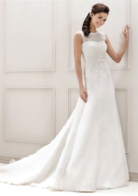 By using beautiful fine lace and trendy tulle, satin and organza, a very contemporary collection for every bride has been created. Hochzeitskleid organza, Kurzes hochzeitskleid, Brautmode