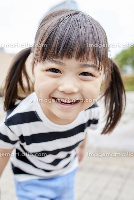 笑顔の日本人の女の子の写真素材 [129304072] イメージマート