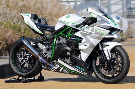 Kawasaki h2r can be considered as a true legend as it have variation of justification to be considered & following are the reason of high pricw tag too plus the process of casting aluminium is much more difficult and expensive in itself than steel. Kawasaki Ninja H2R Does 385 KM/H - autoevolution