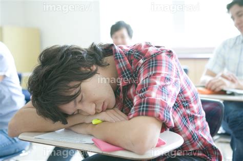 【授業中に居眠りをする男子生徒】の画像素材16301668 写真素材ならイメージナビ