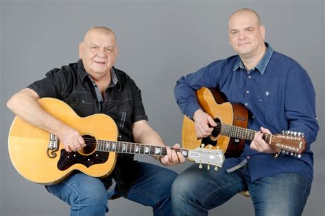A snažil se tak vysvětlit, že přesně pro toto a podobné chování jeho otec vlastně ztratil rodinu. František Nedvěd oslavuje 50 rokov na scéne. Odohrá vyše ...