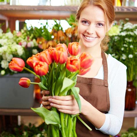 Therefore while searching for places to buy flowers near me, the first and foremost thing you should always check is that the florist at that nearest flower shop is well. Как стать флористом: советы для начинающих, необходимые ...