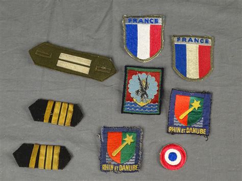 Lot Dinsignes Français Type Deuxième Guerre Avec Insignes De Grades