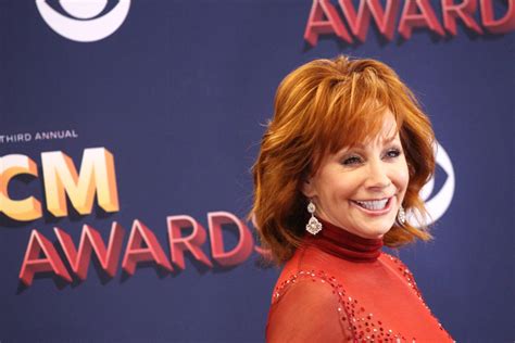 Reba Mcentire Wears Famous Red Dress From The 1993 Cmas At Sundays Acm