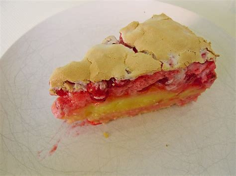 Zuerst habe ich mit einem scharfen messer einen ca. Johannisbeer-Pudding-Baiser Kuchen (Rezept mit Bild ...
