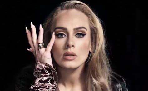 Posting to her instagram account, she simply wrote in her caption: Adele spegne gli entusiasmi per l'album: "ci vediamo nel ...