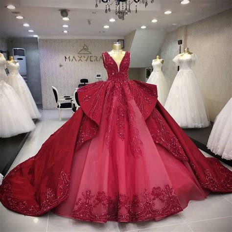 Pin By Khat On The Big Day Princess Ball Gowns Pretty Prom Dresses