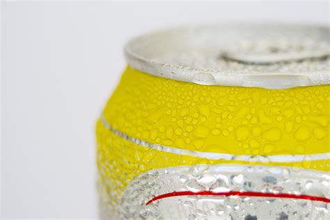 Does Tapping Your Can Of Beer Really Keep It From Fizzing All Over You