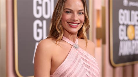 Margot Robbie Brings Barbie Energy To The 2023 Golden Globes Glamour Uk