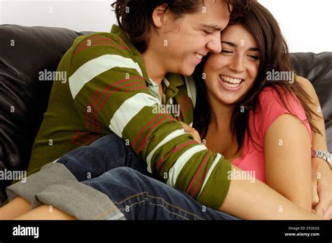 teenager paar auf sofa kuscheln und lachen zeigt zähne stockfotografie alamy