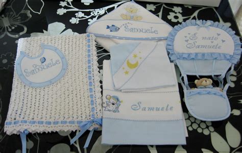 Potreste impegnarvi per realizzare un corredino al piccolo, per dare vita a qualcosa di unico, molto diverso dai capi e accessori in vendita nei negozi. Set corredino per nascita - Copertina, lenzuolino ...