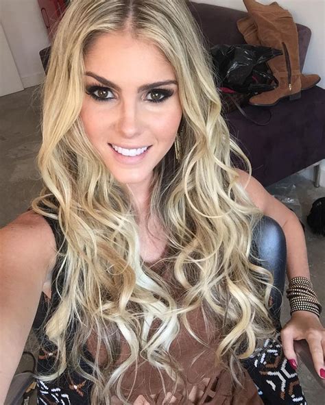 Bárbara Evans aparece maquiada e seguidor compara Barbie humana Evans Cabelos estilosos