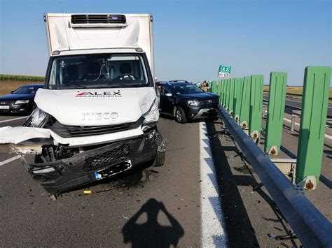 Poliția rutieră anunță că autostrada este aglomerată și sfătuiește șoferii să circule cu prudență. Accident cu trei maşini pe Autostrada Soarelui - Promotor