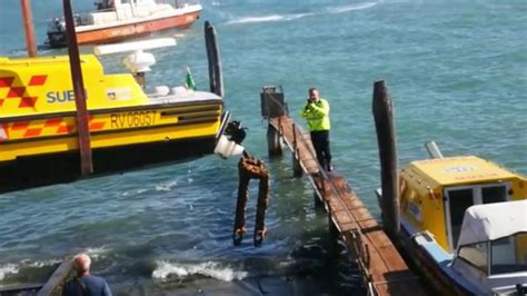 Con paginegialle trovi aziende, negozi e professionisti nella tua città. Ambulanza a Venezia prende un Transpallet sull'Elica - YouTube