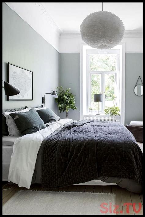 Get bags of inspiration for a modern bedroom design with this massive gallery of bedroom decor ideas, tips, tricks and modern bedroom accessories. d co de chambre moderne avec grand lit et accessoires en ...