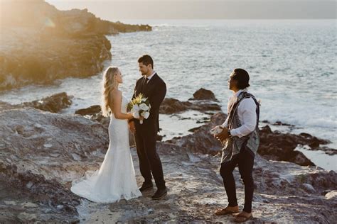What to wear to a destination wedding. Hawaiian Elopement in Honolua Bay, Maui | Wandering Weddings