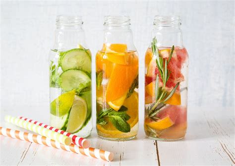 9 manieren om water te pimpen | Cucumber gin cocktail, Vegetable drinks ...